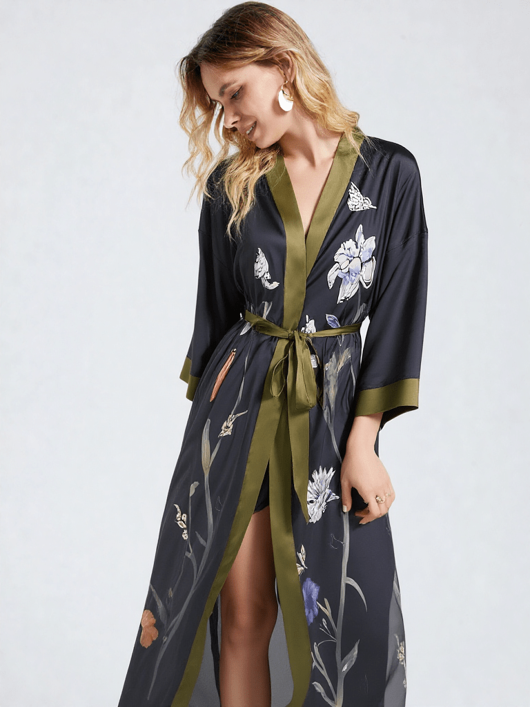 Vue de dos ou tombé, robe de chambre satin noir