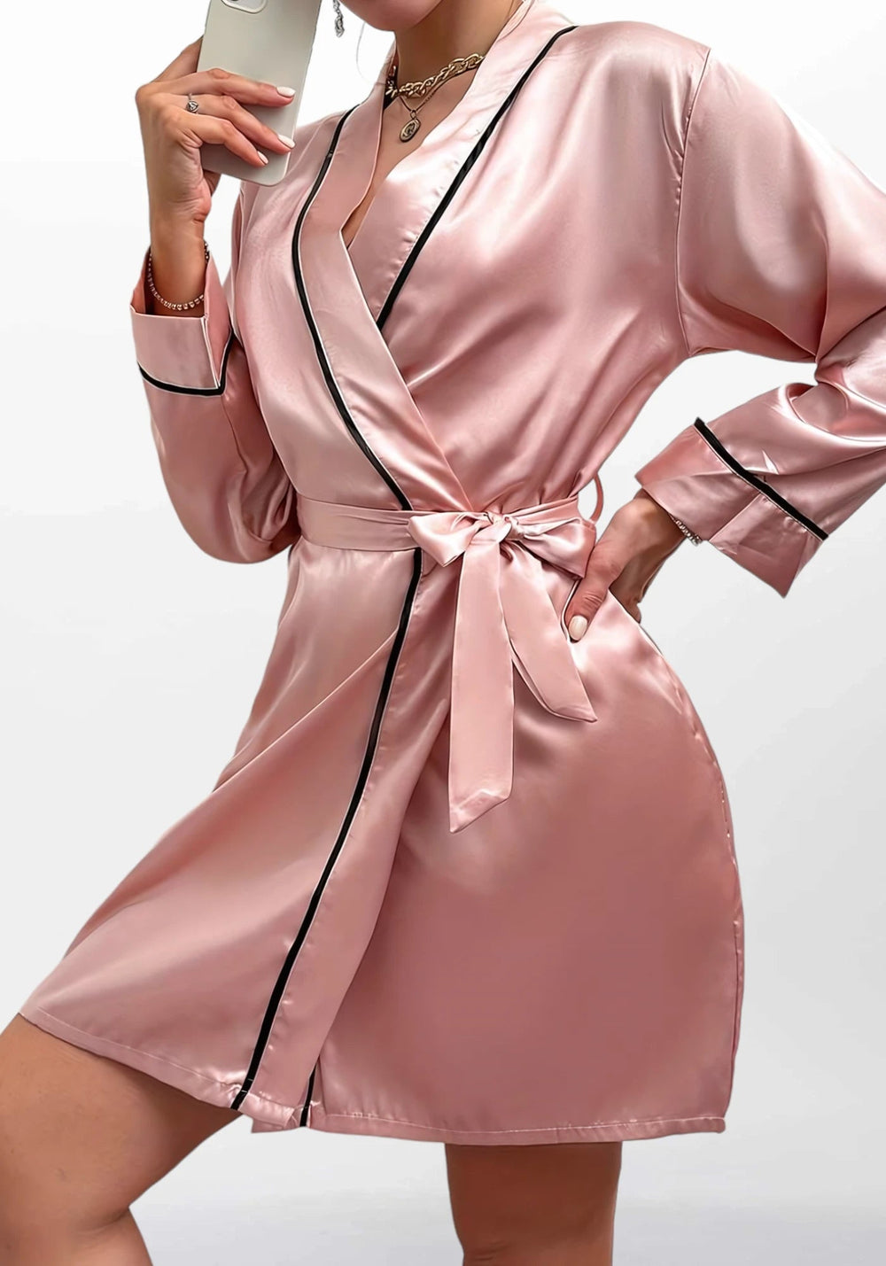 Vue de dos ou tombé, robe de chambre satin rose
