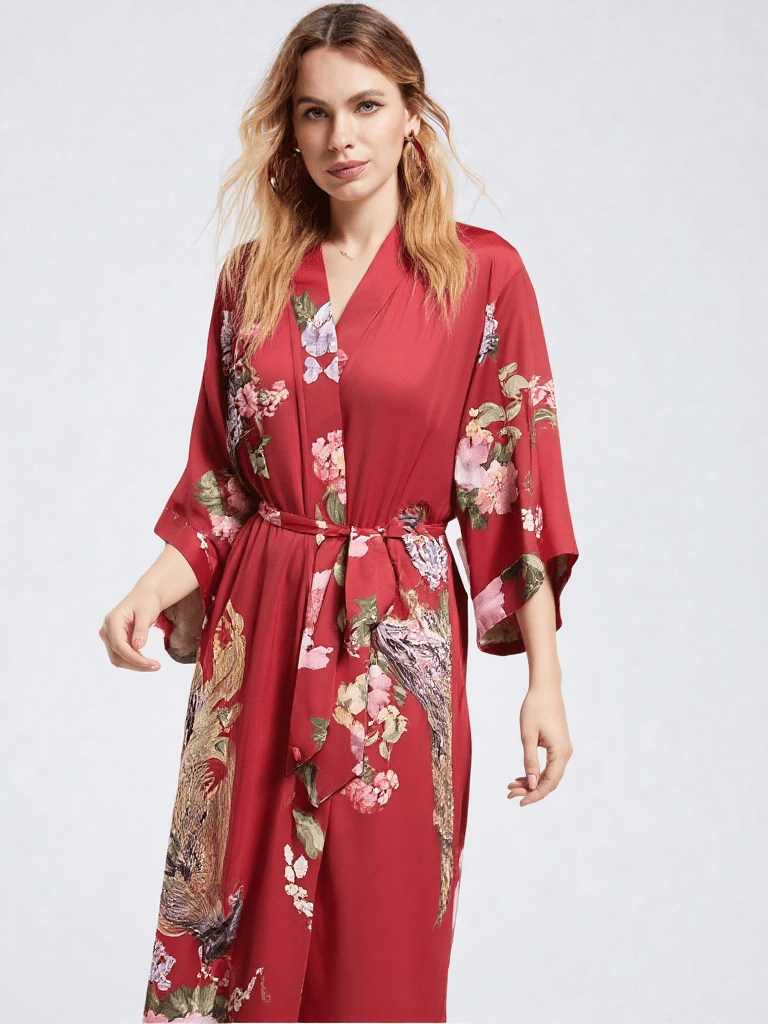 Vue de dos ou tombé, robe de chambre satin rouge