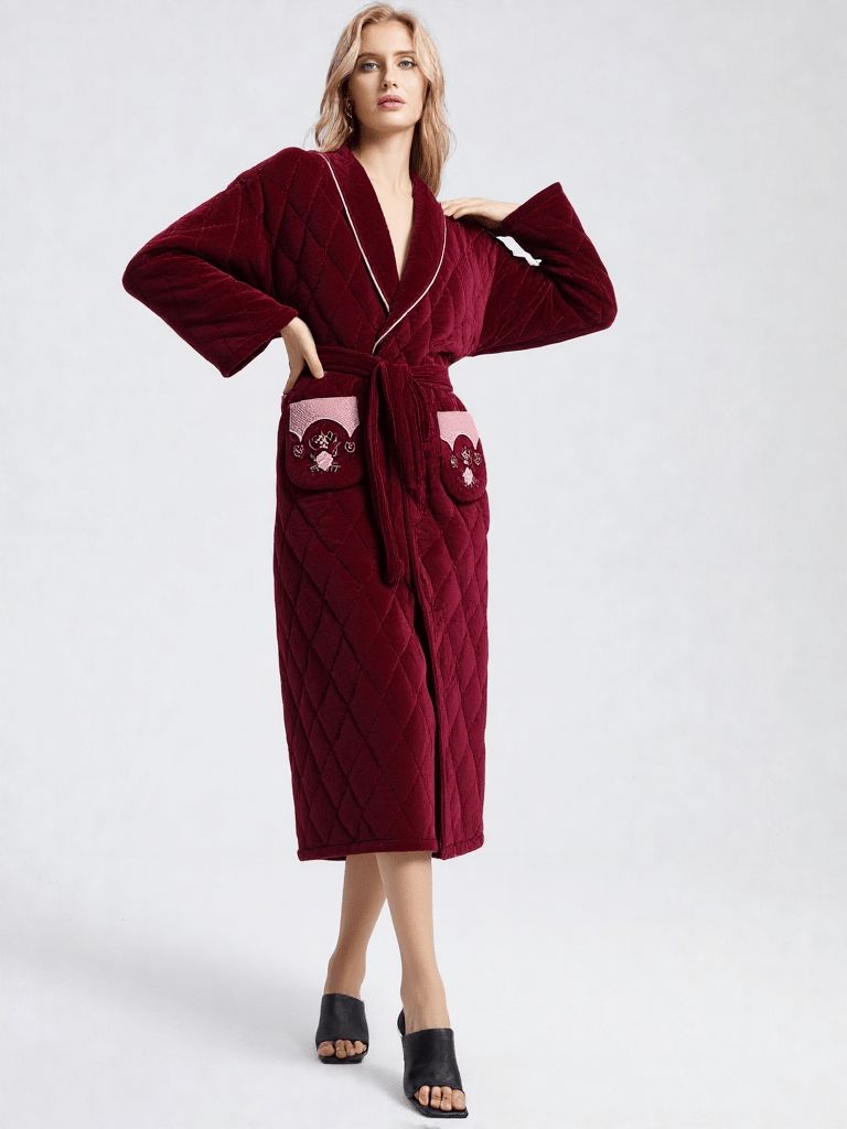 Robe de chambre très chaude pour femme, vue portée, chaud, chic, femme, grandetaille, kimono, long, luxe, matelasse, polaire, rouge, treschaud, uni, velour