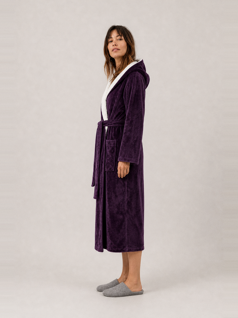 Robe de chambre velours femme à capuche – longueur portée de profil