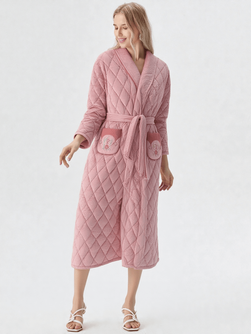 Robe de chambre velours femme grande taille, vue portée, chaud, chic, femme, grandetaille, kimono, long, luxe, matelasse, polaire, rose, treschaud, uni, velour